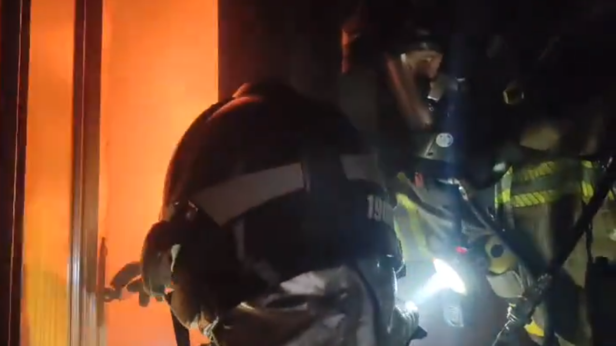 Los bomberos de Burgos extinguen un incendio en una cocina.