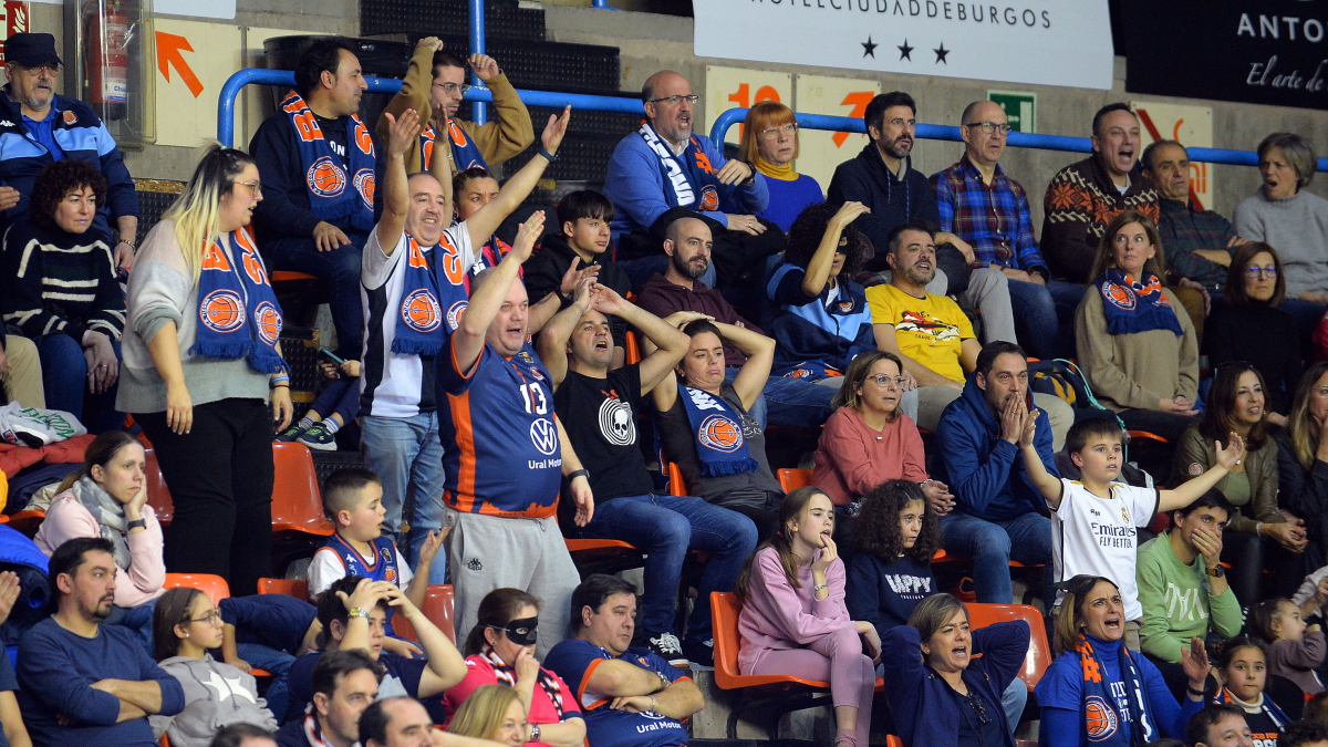 a protesta una acción en la cancha en el intenso partido de ayer en El Plantío.