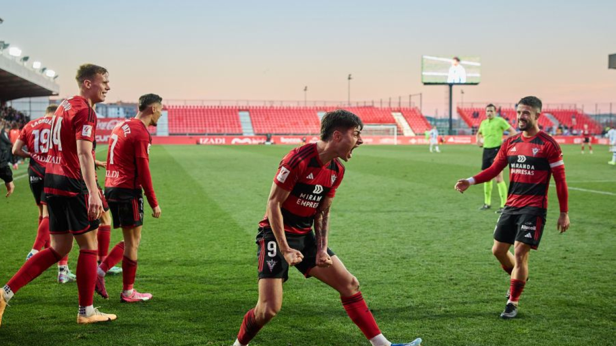 Carlos Martín celebra con rabia el gol del empate del Mirandés ante el Levante.