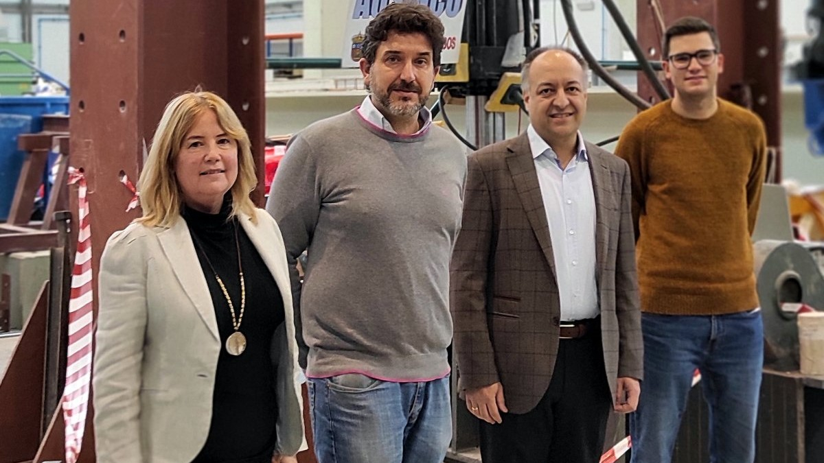 Miguel Ángel Vicente Cabrera, segundo por la derecha, posa con miembros del grupo de investigación Auscultación, Instrumentación y Control de Estructuras de la UBU