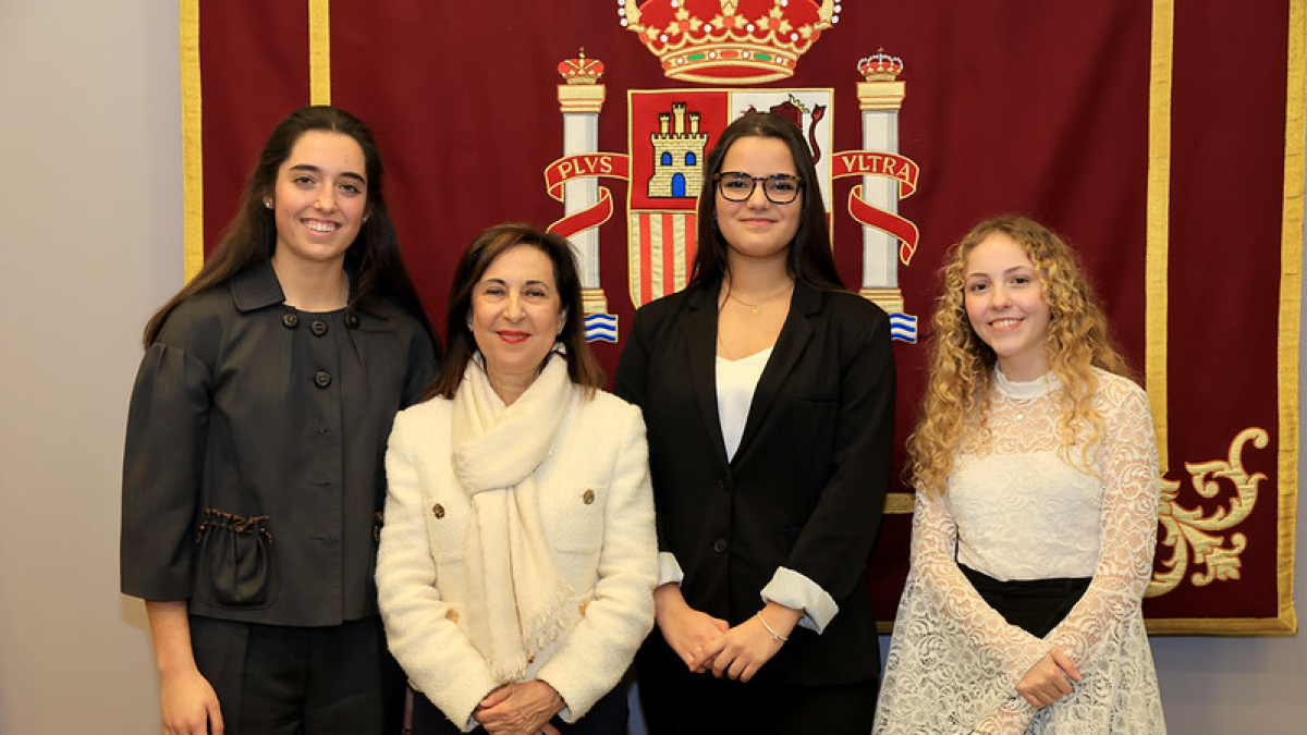 la ministra con las ganadoras del concurso.