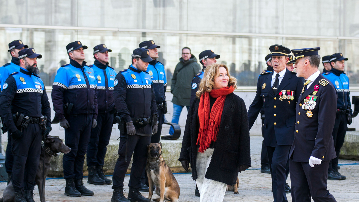 La alcaldesa de Burgos, Cristina Ayala, pasa revista a la Policía Local en la festividad de San Sebastián.