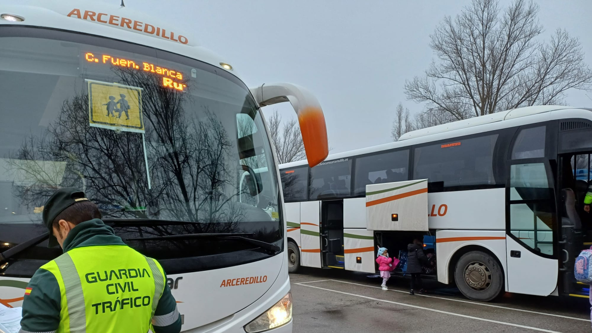 Imagen del control de la Guardia Civil de Tráfico a transporte escolar.