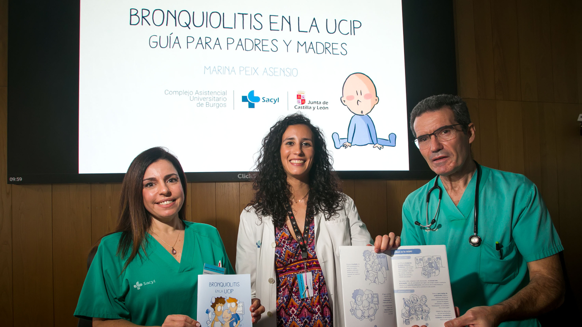 Supervisora de Críticos Pediátricos del HUBU, Verónica Navarrete, la autora de la guía, Marina Peix, y el jefe de sección de Pediatría en el HUBU, Manuel Merino, con la guía.