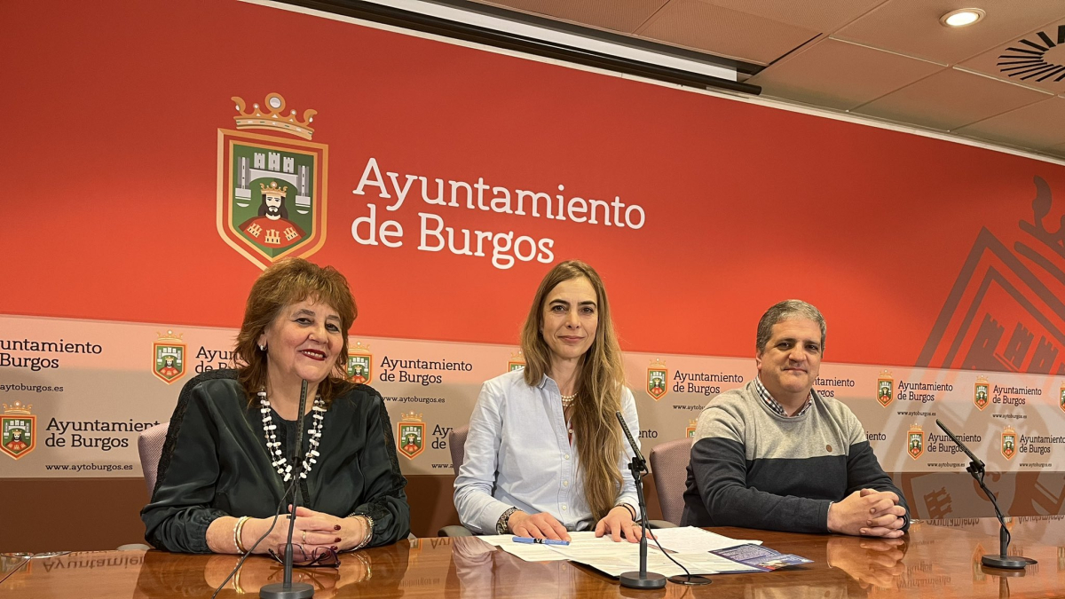 trinidad Pérez Sáiz, alcaldesa por un día de San Julián, junto a la concejal de Festejos, Carolina Álvarez, y el presidente de la Asociación de Vecinos, Luis Guerra.