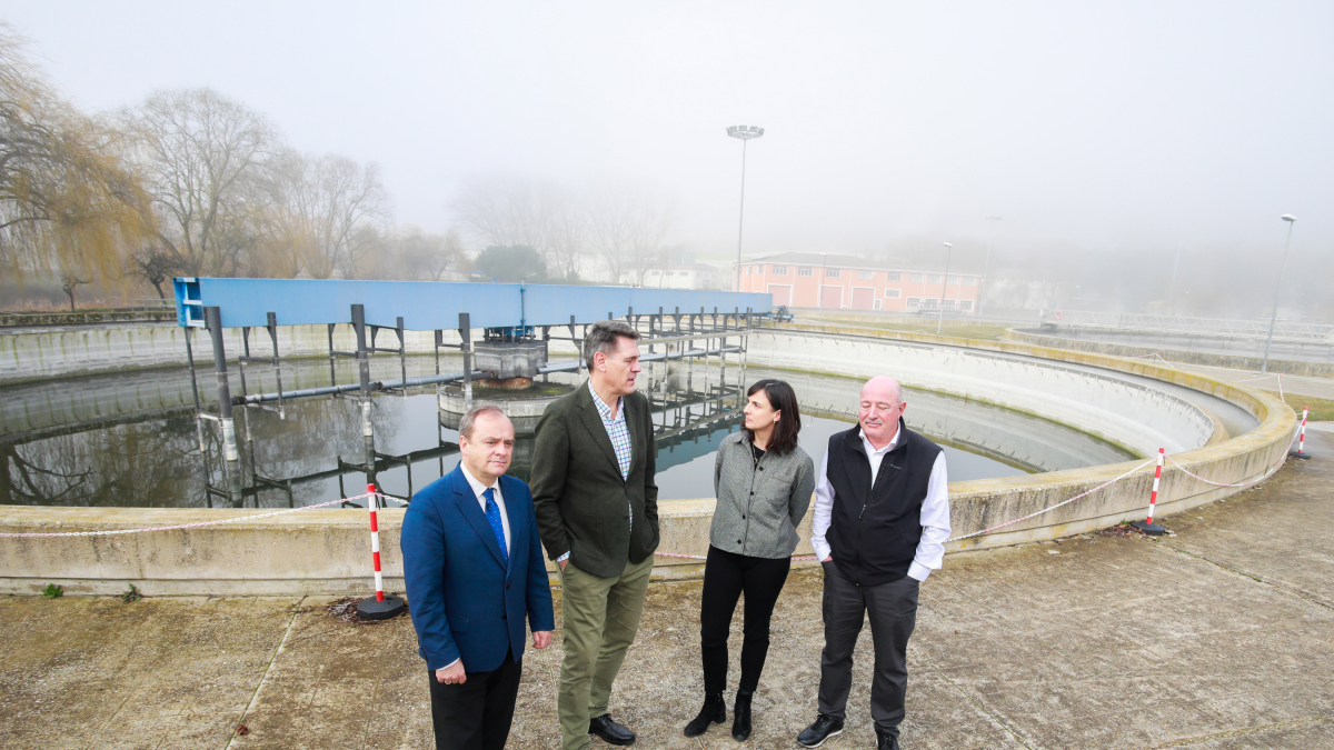 Fernando Martínez-Acitores, Antonio García Pastrana, Mar Micó y José Flores, en la depuradora de Burgos.