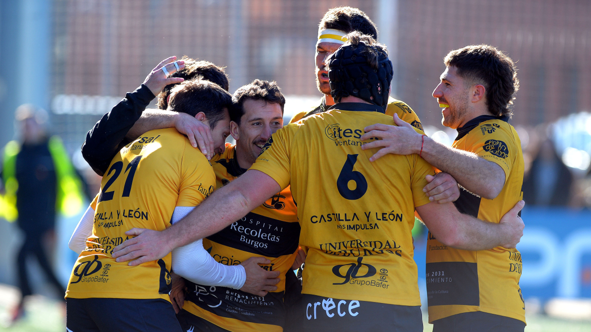 Los jugadores del Recoletas Burgos Caja Rural celebran una jugada.