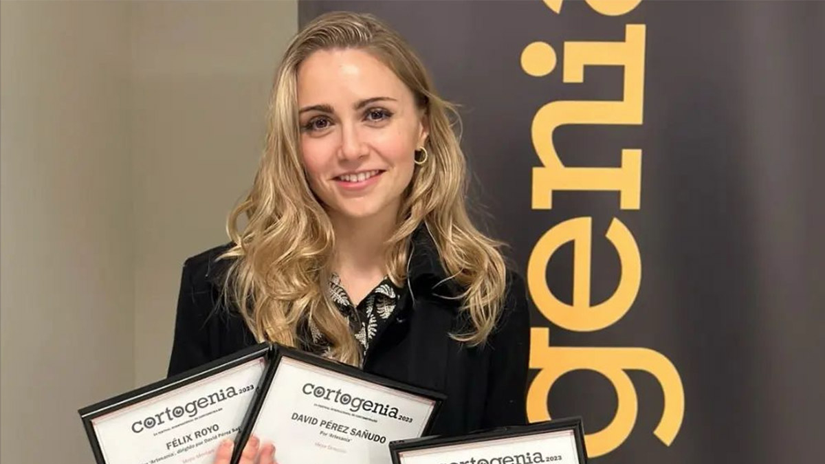 La compositora burgalesa Beatriz Pérez-Nogales posa con los premios recibidos por 'Artesanía' en Cortogenia.