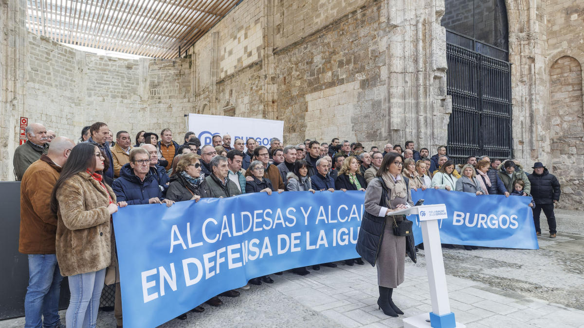 Un centenar de alcaldes y alcaldesas del PP ha acudido a la lectura del manifiesto.