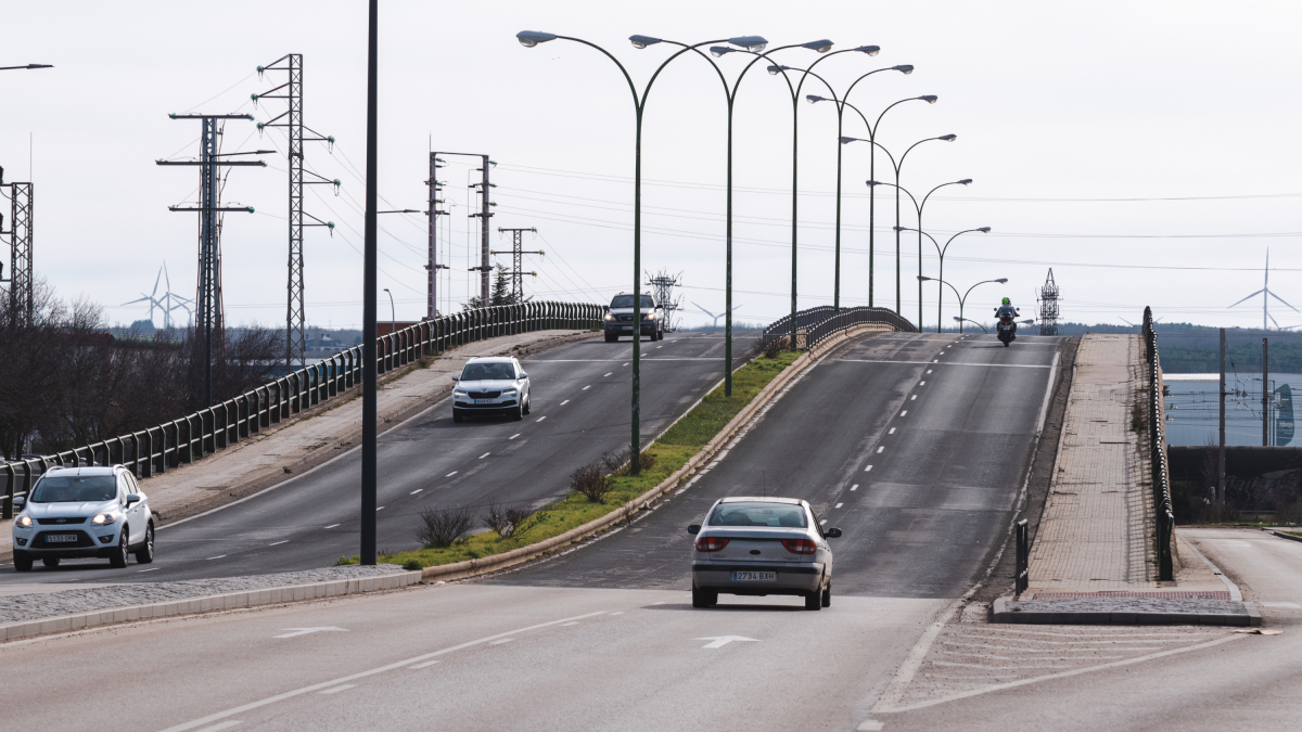 Viaducto en la avenida alcalde Martín Cobos, en el polígono industrial de Burgos Este.