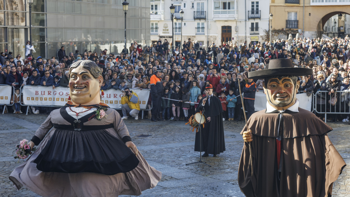 Los Gigantillos bailan en la plaza de San Juan ante cientos de burgaleses.