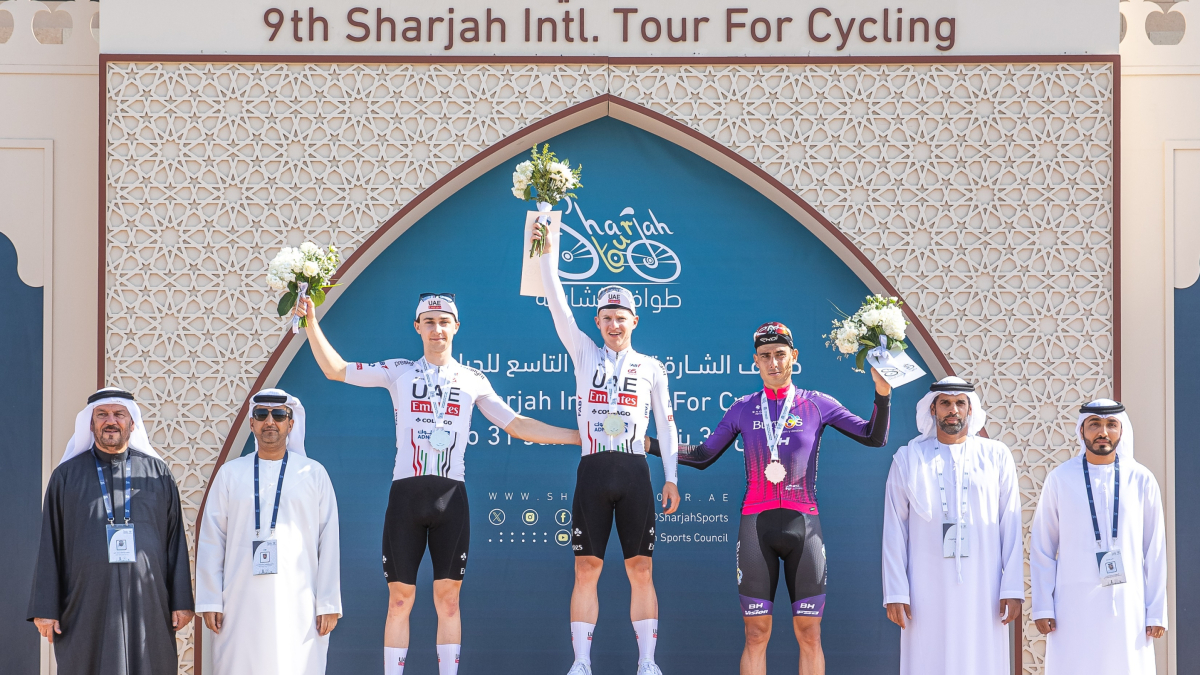 Jesús Ezquerra, en el podio de la tercera etapa del Tour de Sharja.