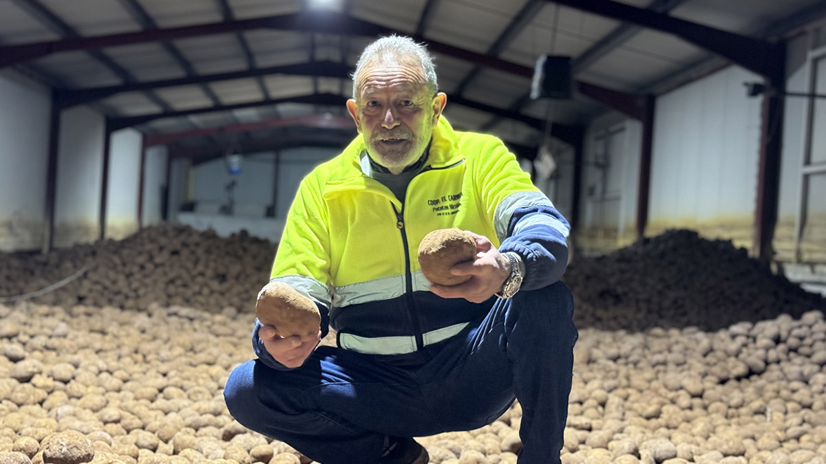 Nicolás Serna posa en uno de sus almacenes.