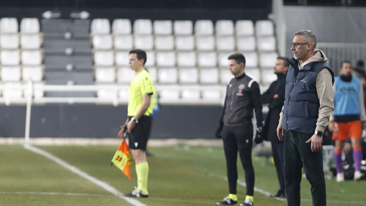 Imagen de Bolo en la banda durante el partido.