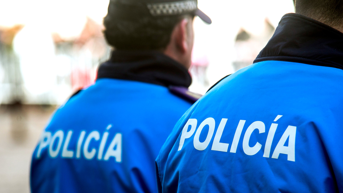 Imagen de dos agentes de la Policía Local.