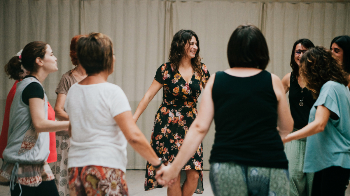 Carmen Cuartango, en el centro, en una sesión de biodanza en las instalaciones de La Escuela.