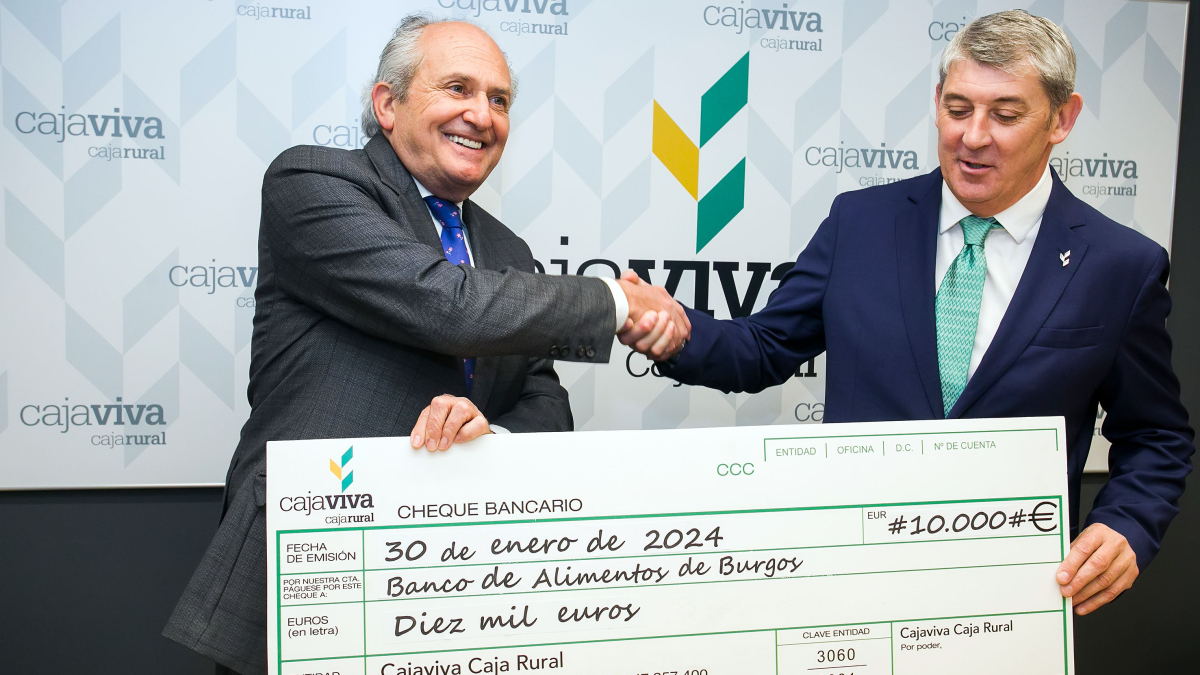 Julián Martínez, presidente del Banco de Alimentos, recibe el cheque de Jesús María Hontoria, presidente de Cajaviva.