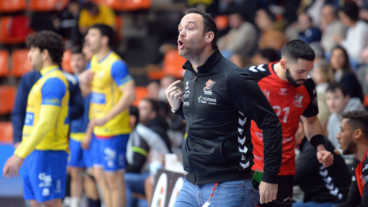 Roi Sánchez gesticula durante el partido contra el Ciudad Real en el Plantío.