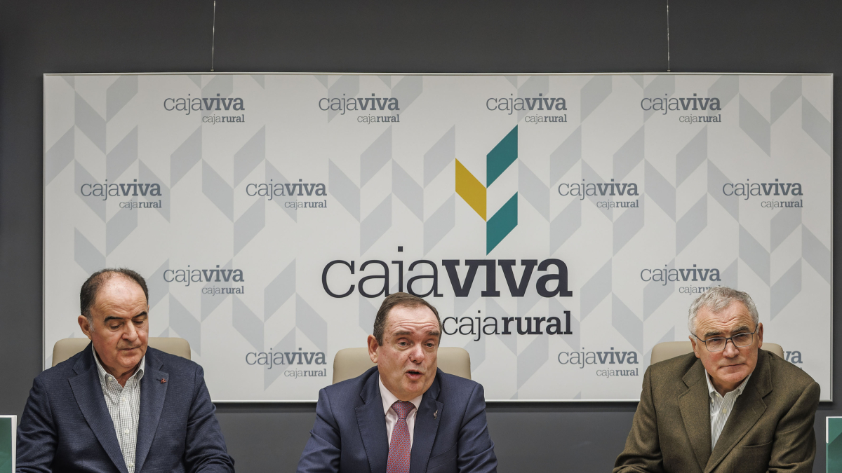 Manuel Morquillas (UBU), Ramón Sobremonte (Fundación Caja Rural Burgos) y José María Calzada (UBU) han presentado el Boletín de Coyuntura Económica de 2024.