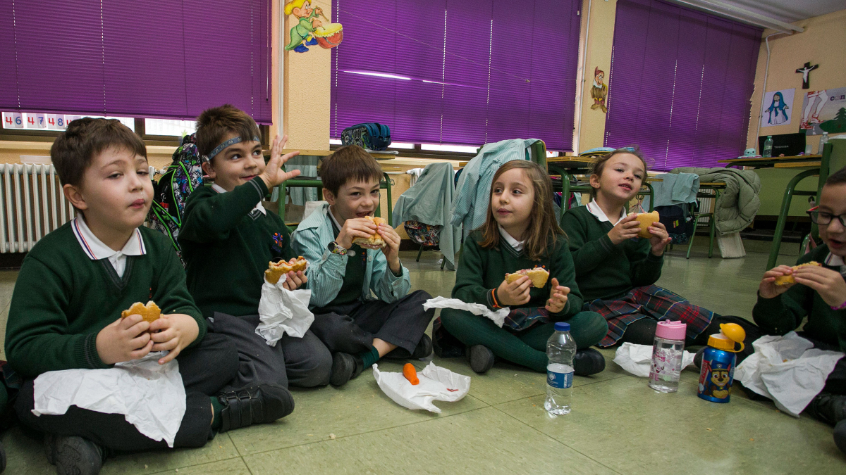 Tras la fiesta y el baile, la hora de merendar, en este recreo con más ilusión que nunca.