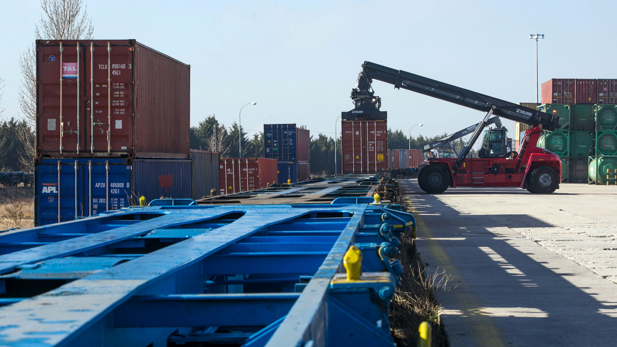 Una máquina mueve uno de los grandes contenedores que salen por ferrocarril desde el Puerto Seco de Burgos.