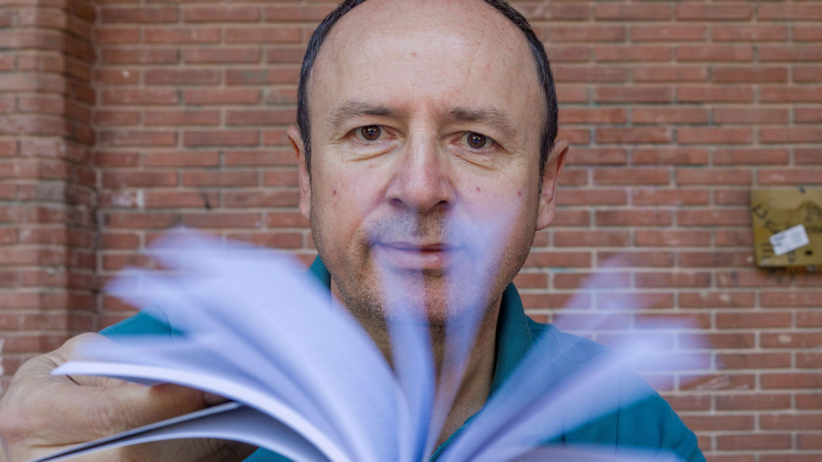 El director de la Escuela de Escritores de Burgos, Jesús Pérez Saiz, coordina el ciclo.