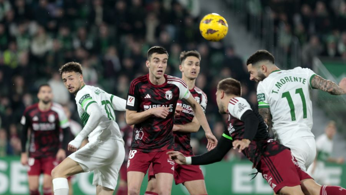 Aitor Córdoba en el centro de una jugada durante el partido en Elche.