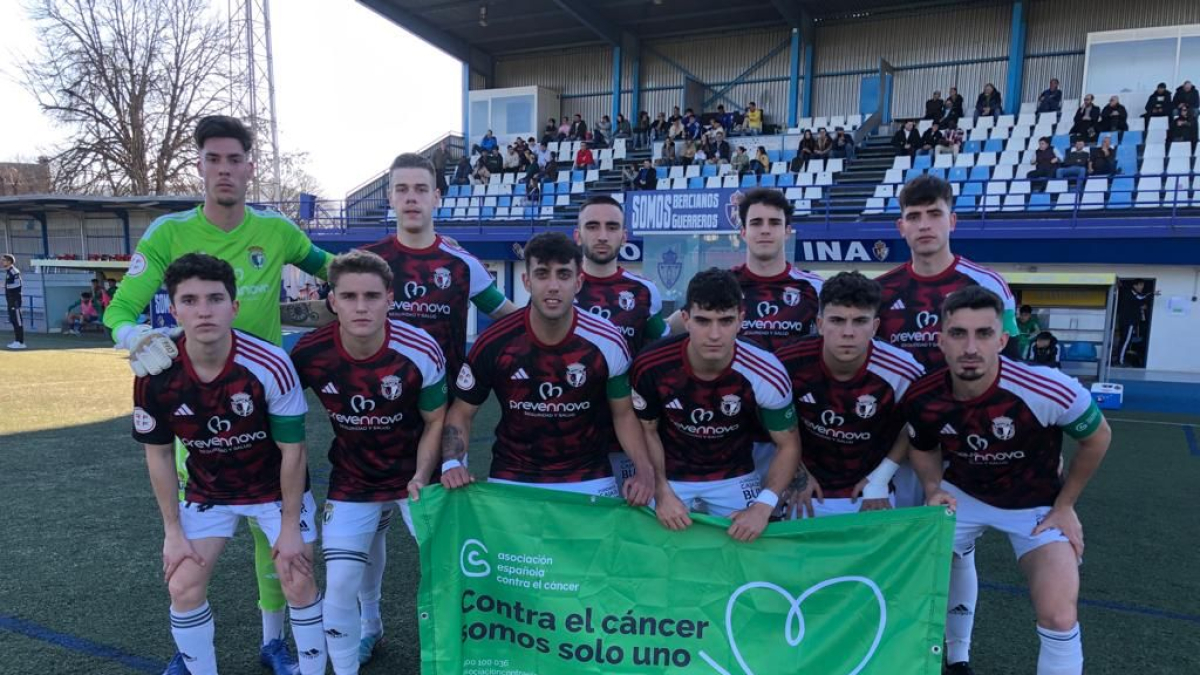 El filial tuvo un gesto con la Asociación Española contra el Cáncer y los enfermos que lo padecen antes de comenzar el partido.