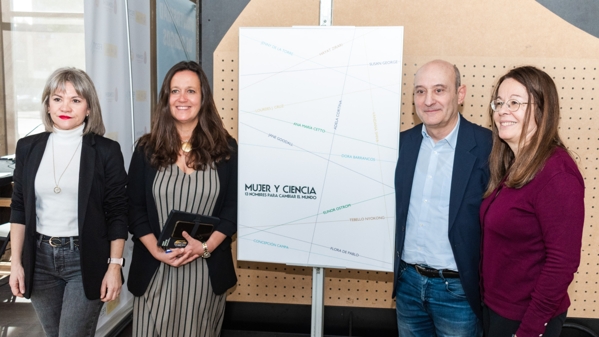 María Isabel Soto (UBU), María Martinón (Cenieh), Jordi Rovira (UBU) y Chitina Moreno-Torres (Cenieh) posan junto al cartel de la exposición que abre la XIII Semana Mujer y Ciencia.