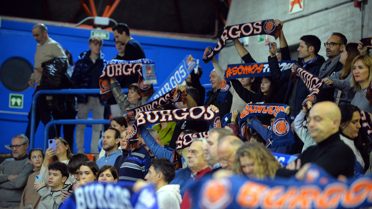 Bufandas del Tizona y el San Pablo en El Plantío.
