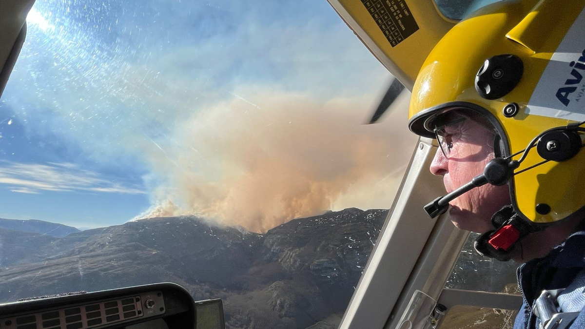 El Gobierno de Cantabria moviliza sus medios aéreos para hacer frente al incendio de Espinosa.
