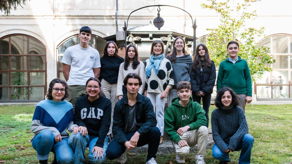 De izquierda a derecha: Álvar Palencia, Carla Sanz, Alicia Esteban, Maria Luz García Parra (coordinadora Iminjo), Ariadna del Pino, Olalla Manso y Rodrigo Villegas. Abajo Celia Sanz, Bárbara Camargo, Ángel Nicolas Sevillano, Nuño Zamorano y Leyre Marin.
