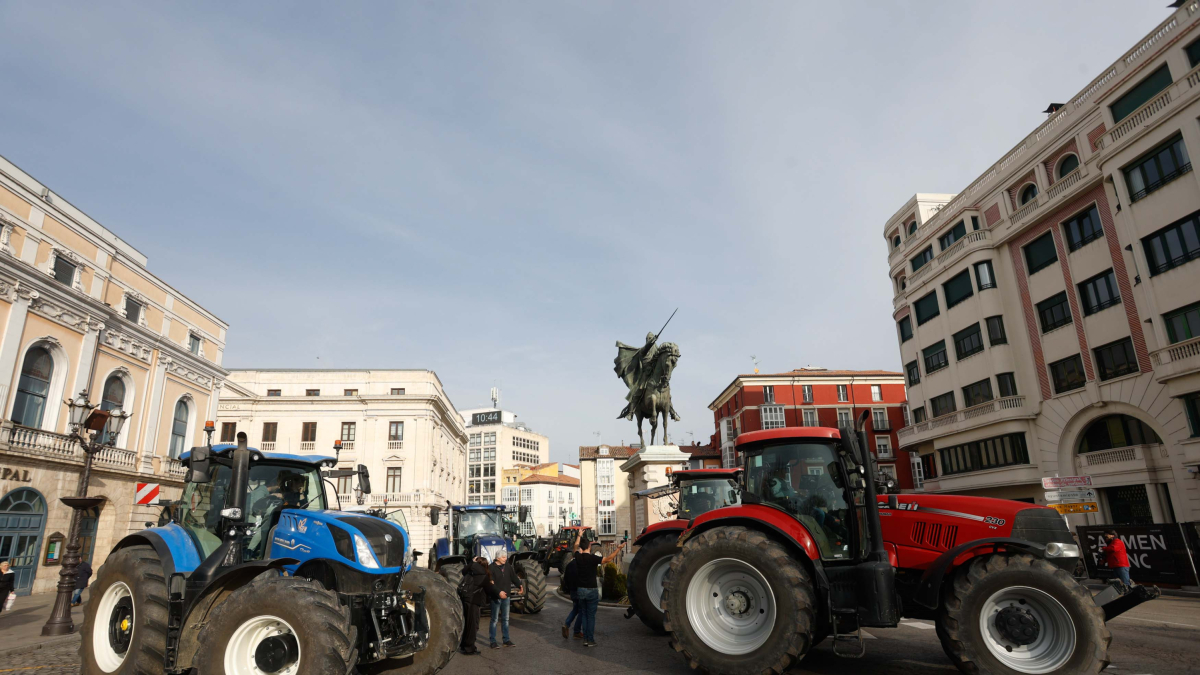 Tractores en la plaza de Mío Cid.