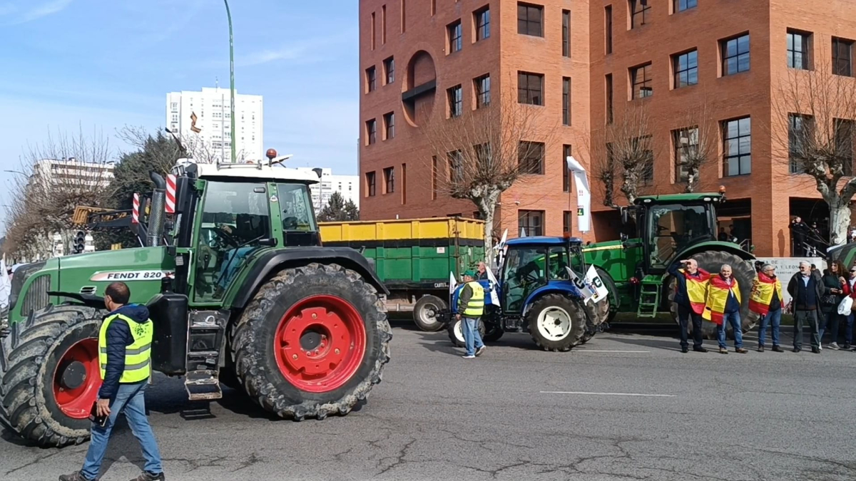 Concentración de tractores frente a la Delegación Territorial de la Junta en Burgos.