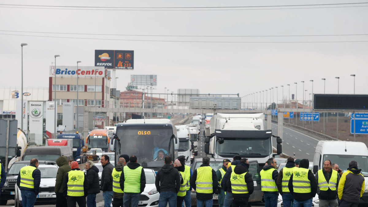 Un grupo de agricultores corta la A-1 a la altura del hotel Landilla.