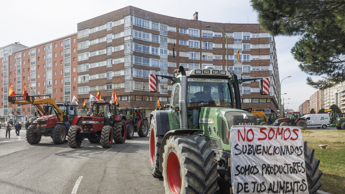 Tractorada en la glorieta Bilbao, en Burgos, frente a la Junta de Castilla y León.