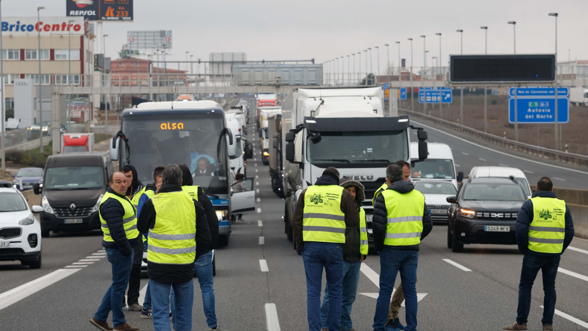 Agricultores y ganaderos cortando el tráfico en el nudo Landa.