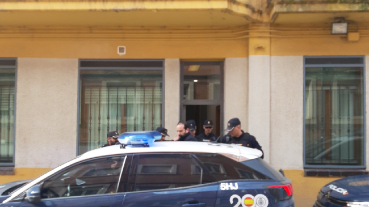 Ángel Hernández a la salida de Comisaría.