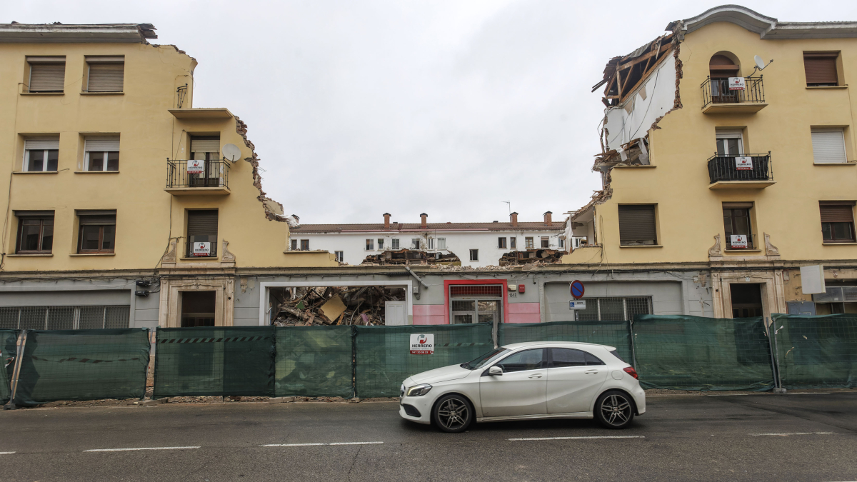El bloque tiene tres alturas en la parte central y cuatro en las calles laterales.