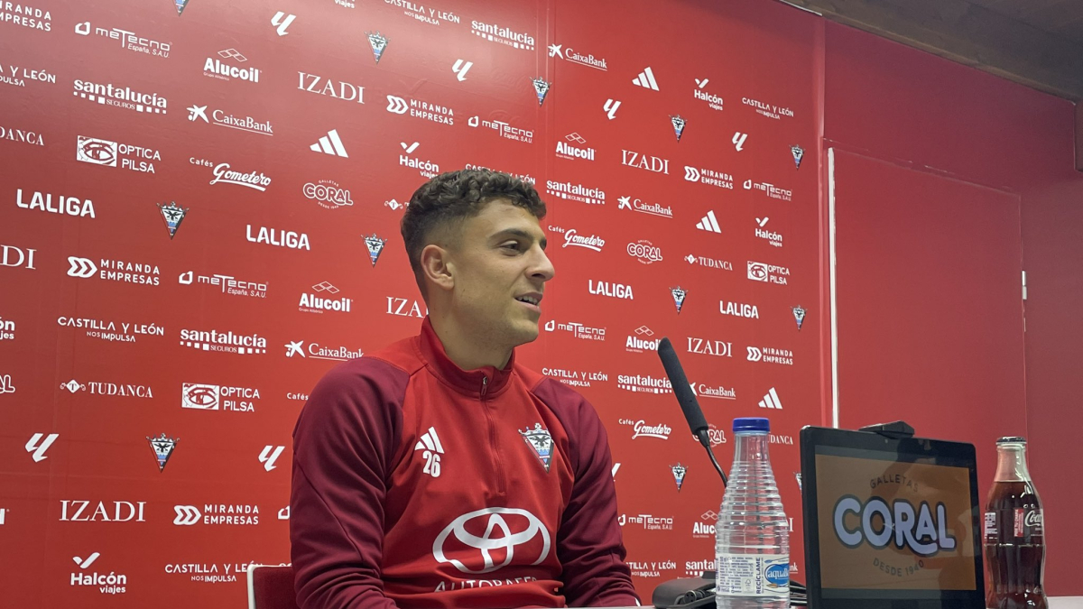 Juan María, defensa del CD Mirandés.