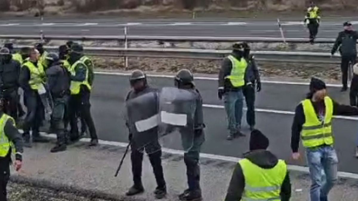 Tensión entre la Guardia Civil y manifestantes en la AP-1.