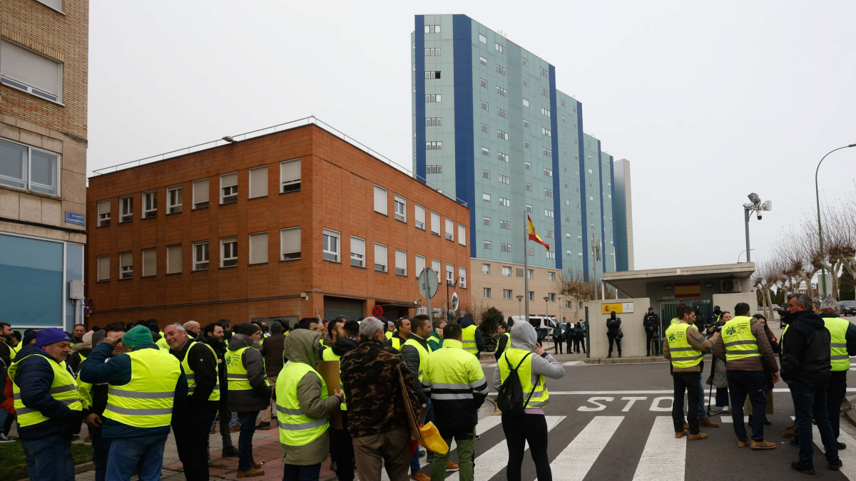 Concentración de apoyo a los dos agricultores detenidos por el corte de la AP-1.