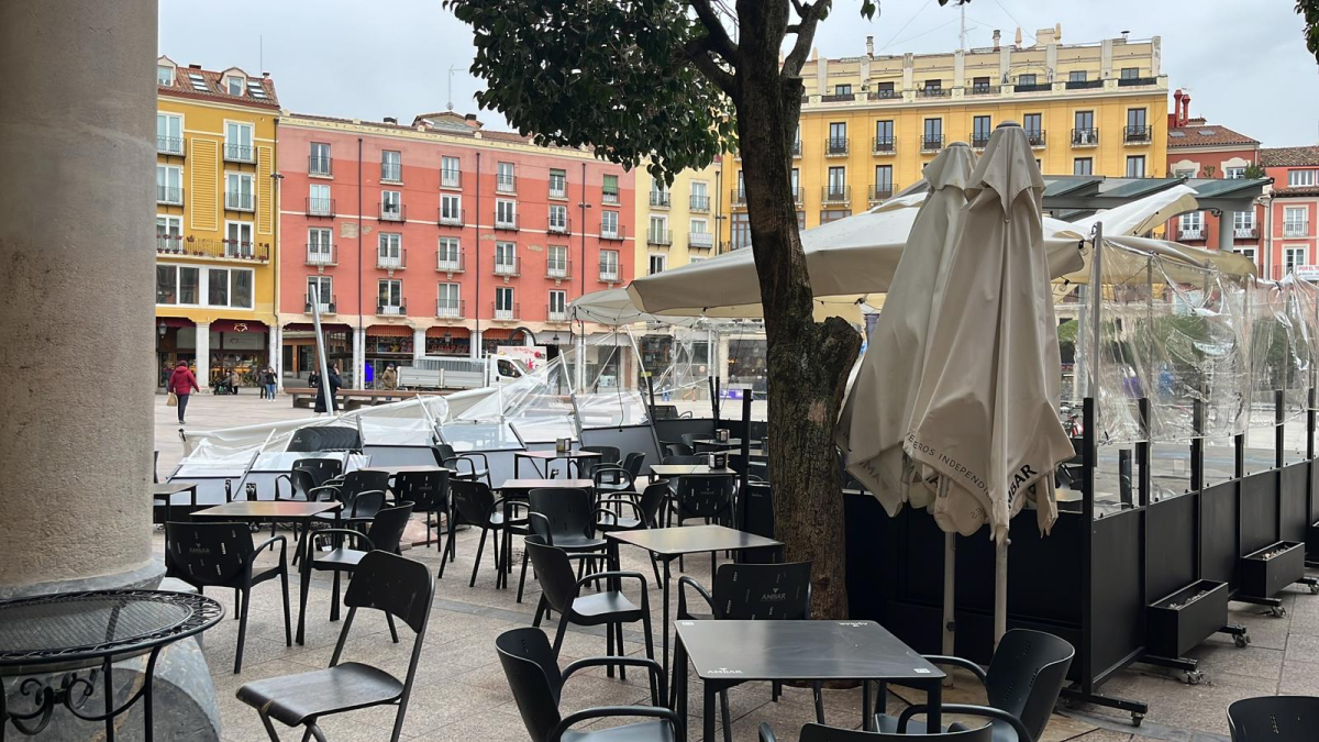 Elementos de una terraza derribados por el fuerte viento.