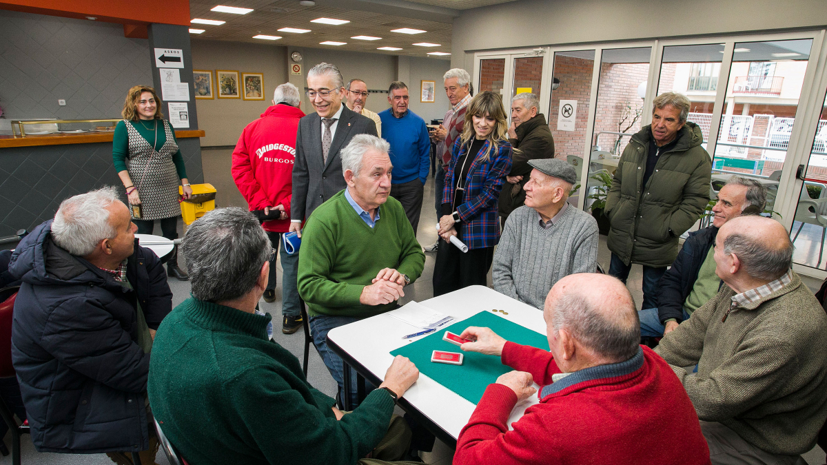 Sáiz y Paniego charlan con varios usuarios del centro.