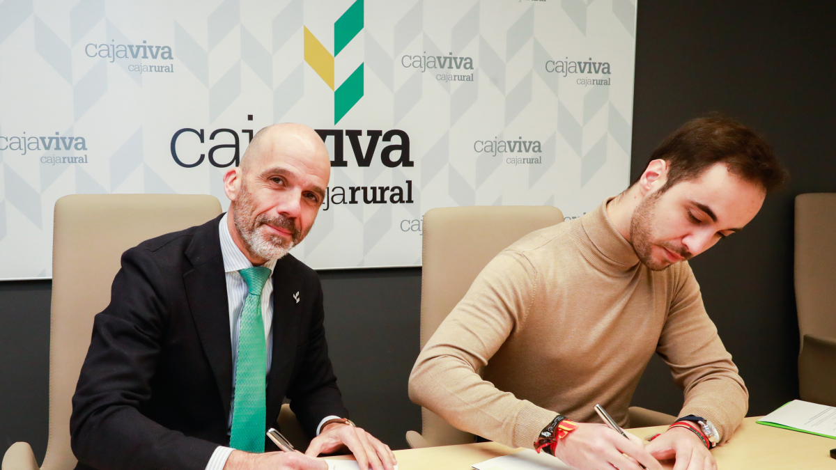 Javier Casado y Álvaro Peso firman en nuevo convenio de colaboración.