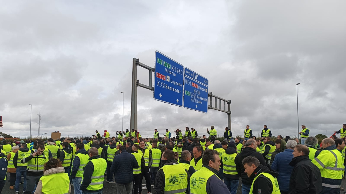 Los agricultores ocupan la A-1 en el Nudo Landa