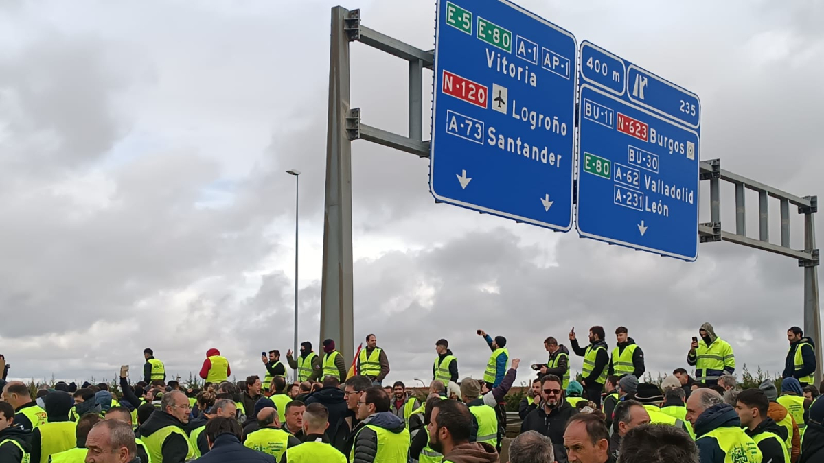 Los agricultores cortaron la A-1 en el Nudo Landa.