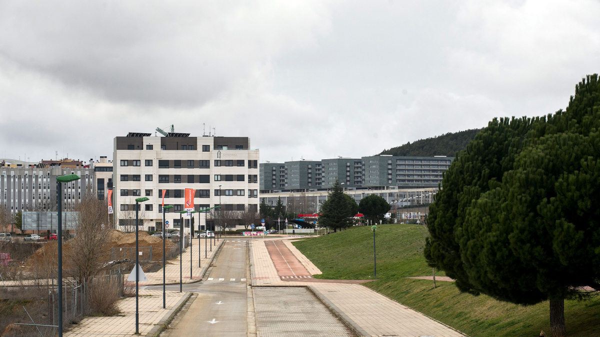 Viviendas en el entorno del S-3 y S-4 de la capital burgalesa, con el Hospital Universitario de Burgos al fondo.