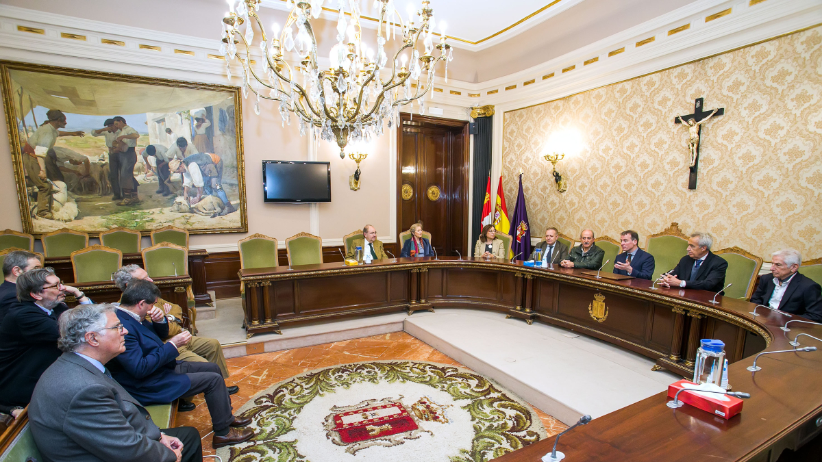 El presidente de la Diputación, Borja Suárez, junto a integrantes de la Institución Fernán González, recibía a los representantes de la Real Academia Sevillana de Buenas Letras.