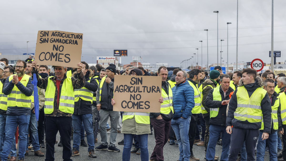 Agricultores independientes cortan la A-1 a la altura del Landilla con la autorización de la Guardia Civil.